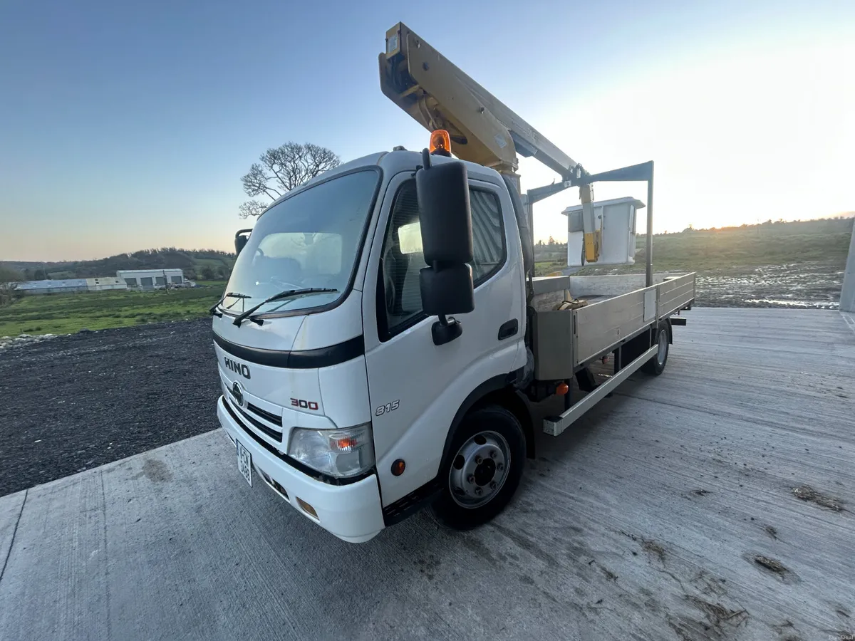 Hino 300-815 Reach Truck - Image 6