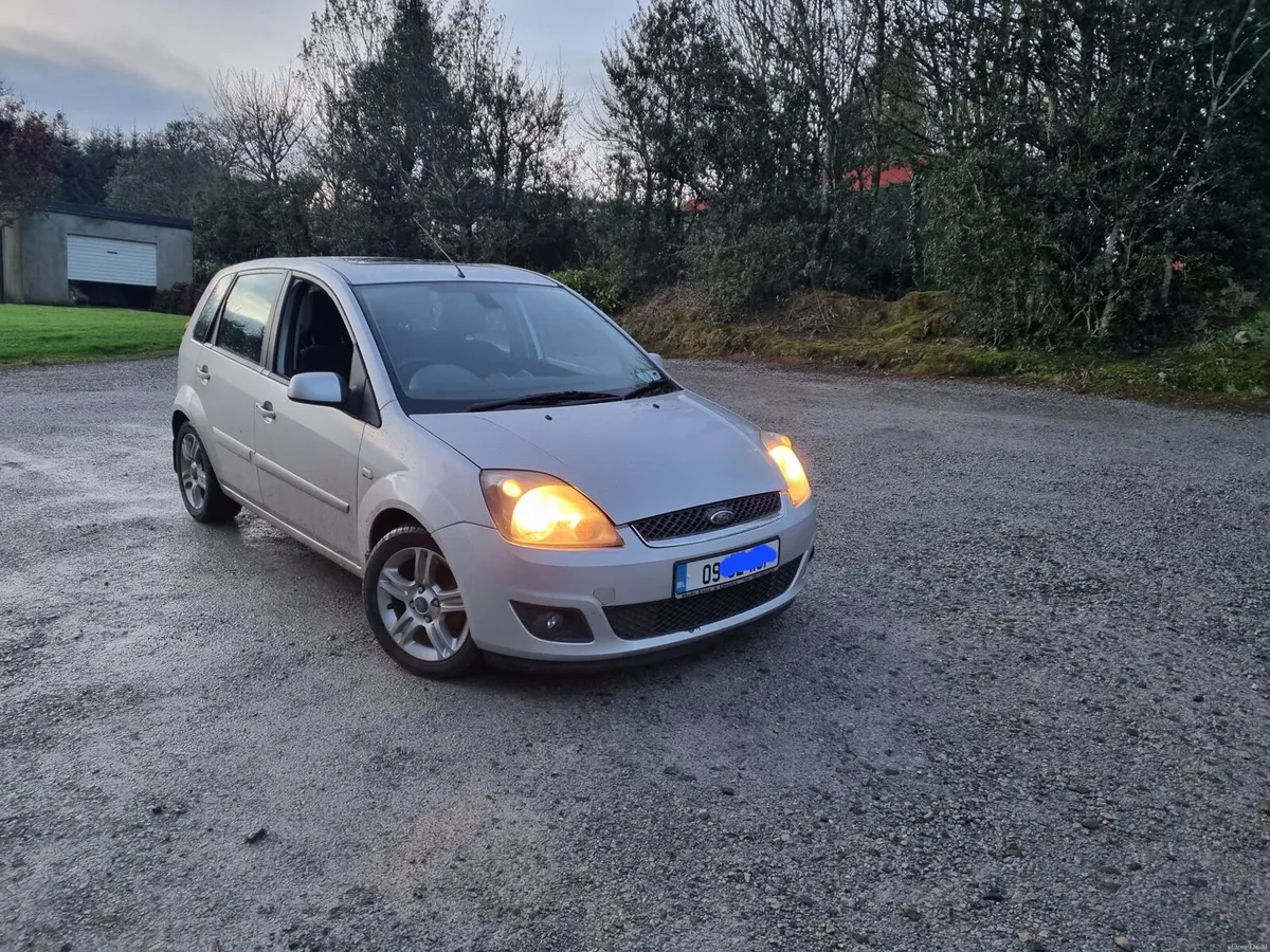 09 Toyota fiesta Taxed and tested - Image 2