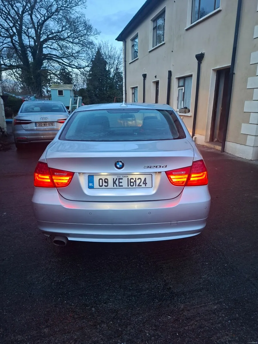 BMW 3-Series 2009 - Image 4