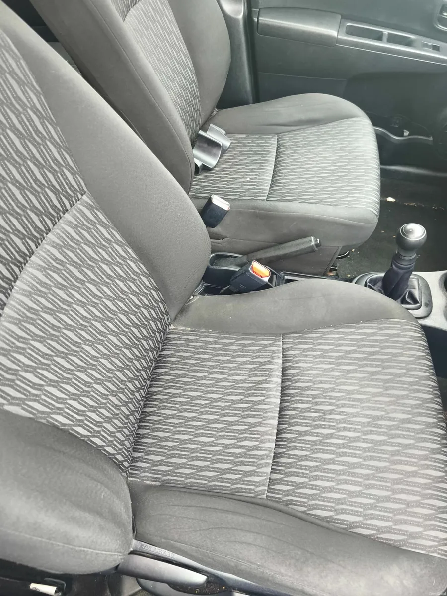 Toyota Yaris 2012 - Image 4