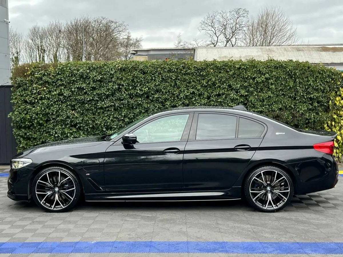 BMW 5-Series 530e M-SPORT COMPETITION 2.0 HYBRID / - Image 3