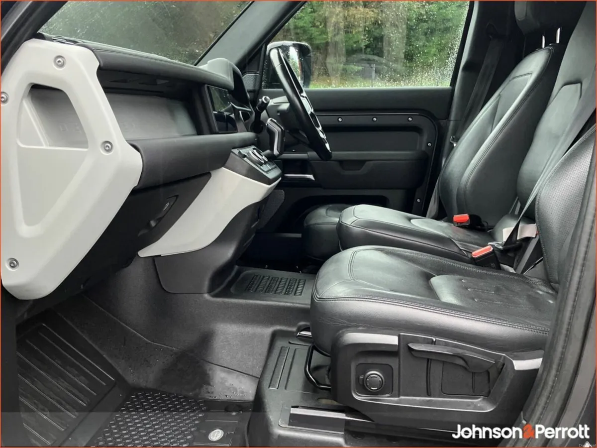 Land Rover Defender DEFENDER 110 3.0 D HARD TOP S - Image 4
