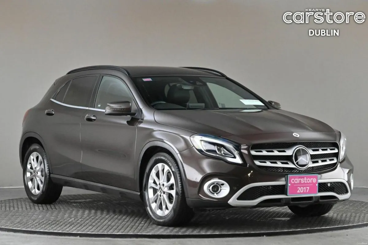 Mercedes-Benz GLA GLA 180 **HALF LEATHER**REVERSE - Image 1