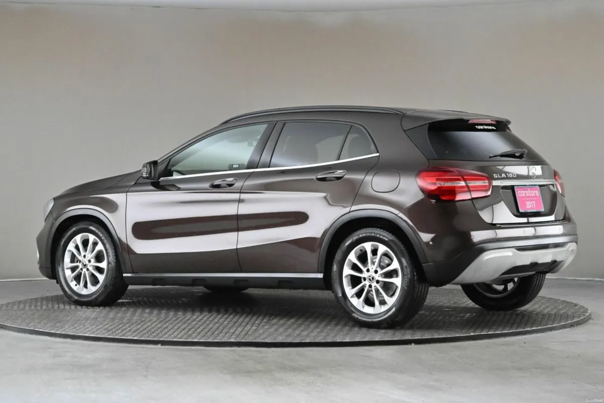 Mercedes-Benz GLA GLA 180 **HALF LEATHER**REVERSE - Image 6
