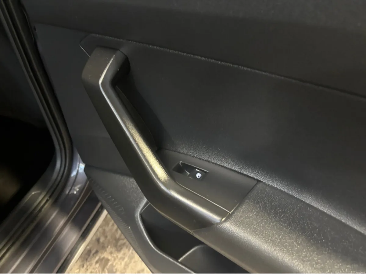 Volkswagen Taigo LIFE 1.0 TSI 95BHP MANUAL 5SPEED - Image 4