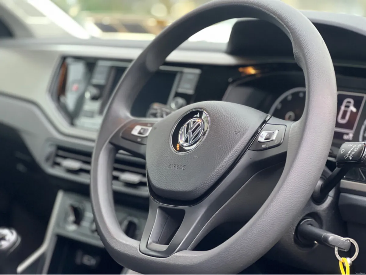 Volkswagen Polo VERY LOW MILEAGE - TRENDLINE 1.0 M - Image 4