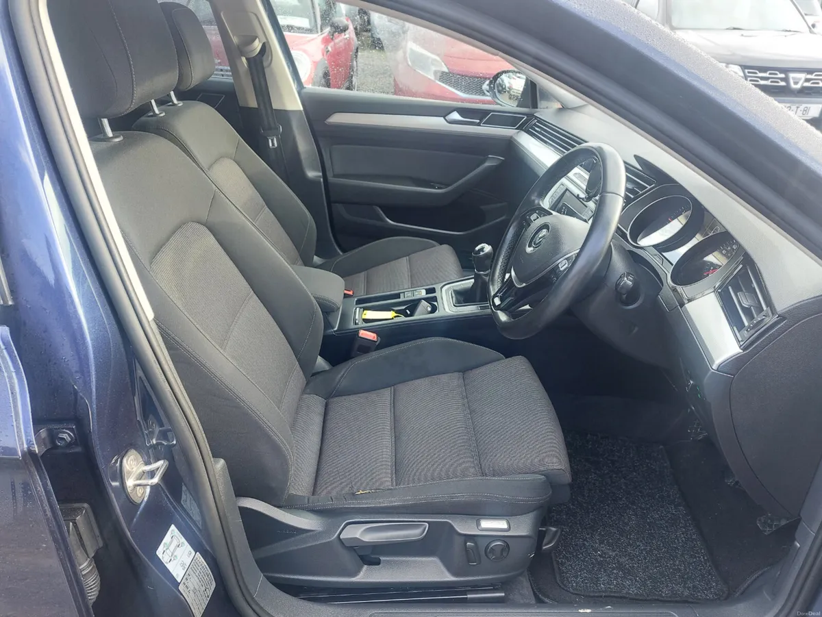 Volkswagen Passat 2015 - Image 2