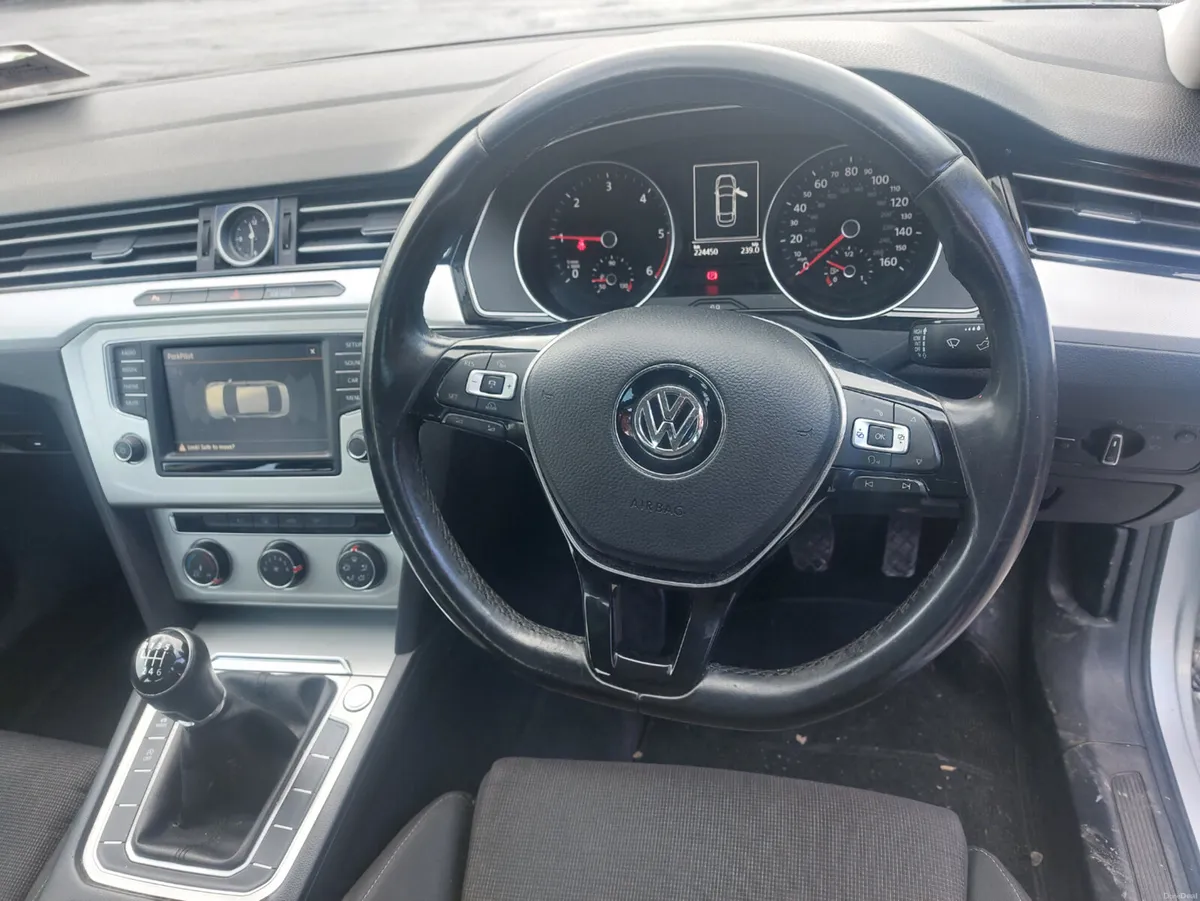 Volkswagen Passat 2015 - Image 2