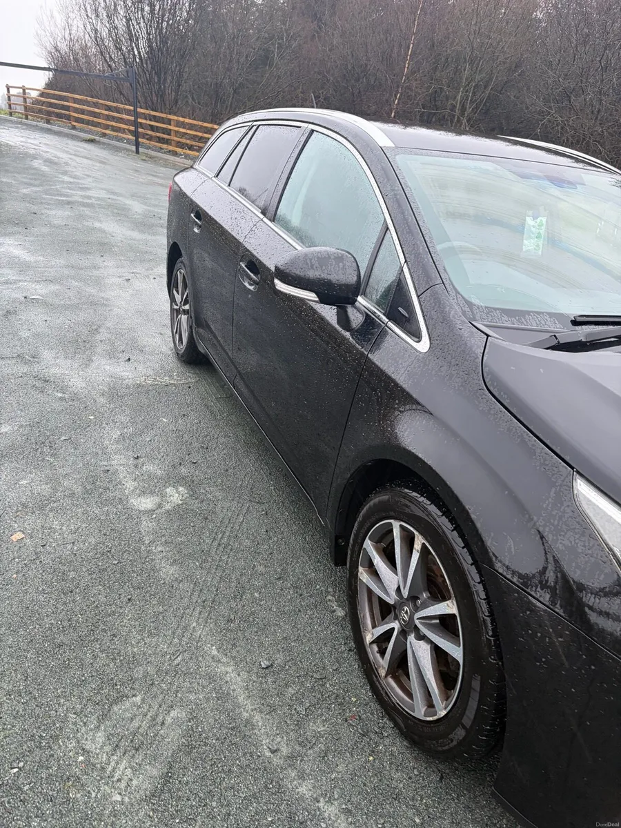 Toyota Avensis 2012 - Image 1