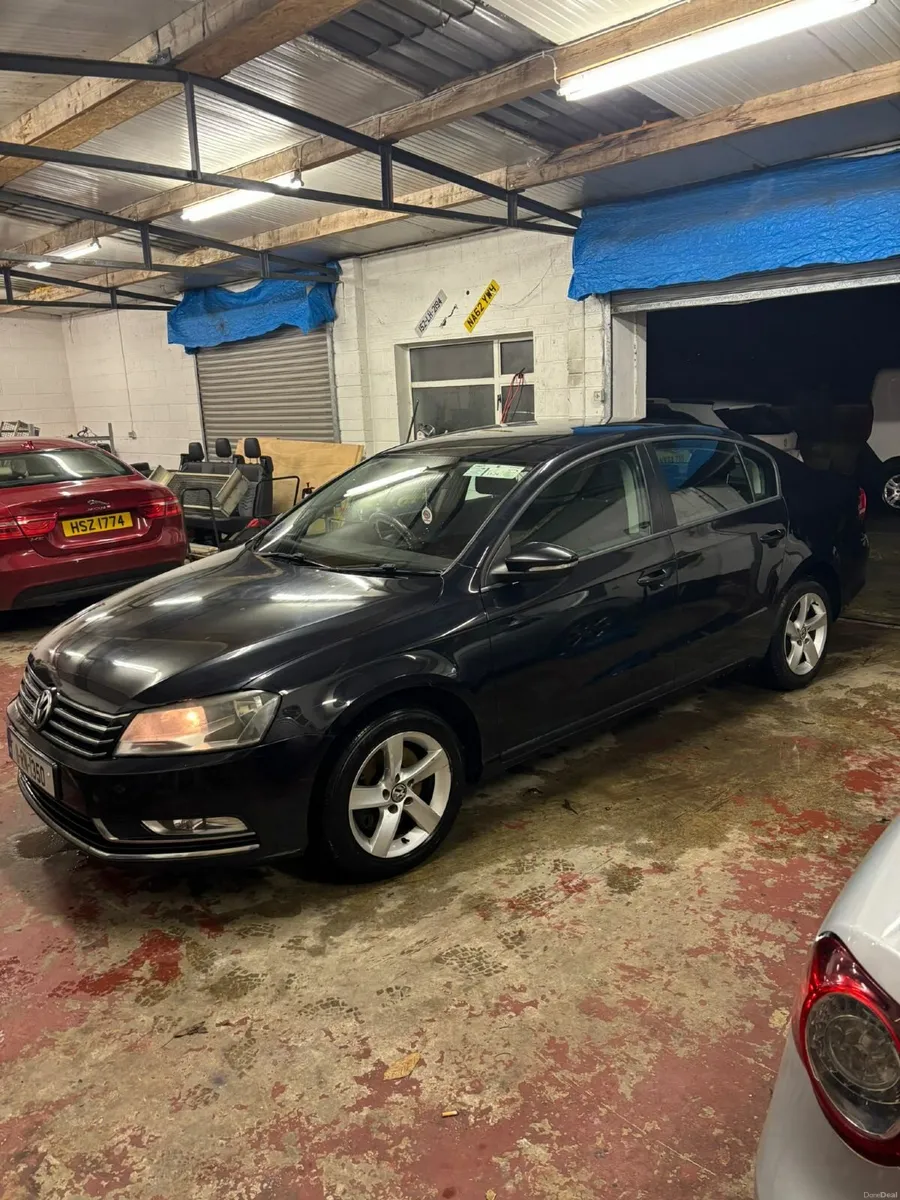 Volkswagen Passat 2011 - Image 2