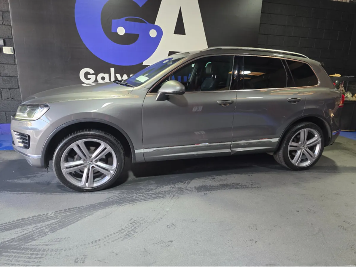 Volkswagen Touareg V6 R-LINE-FULLY SERVICED WITH N - Image 4