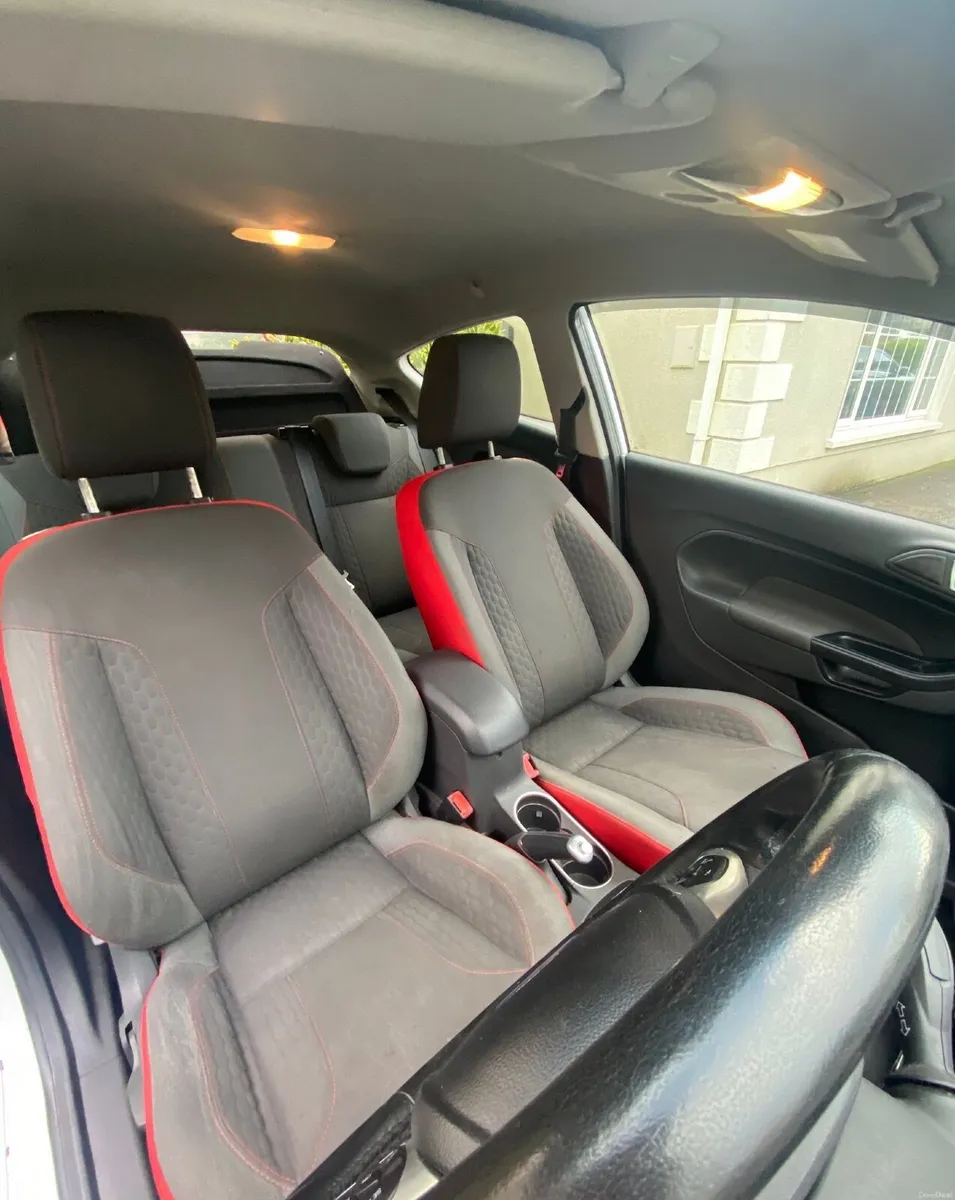 Ford Fiesta 2015 - Image 2