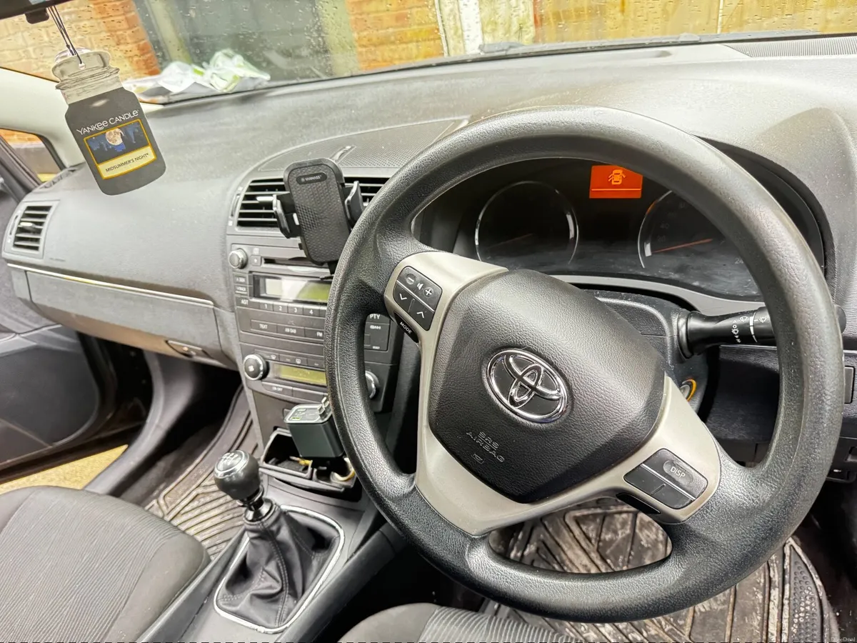 Toyota Avensis 2010 - Image 2