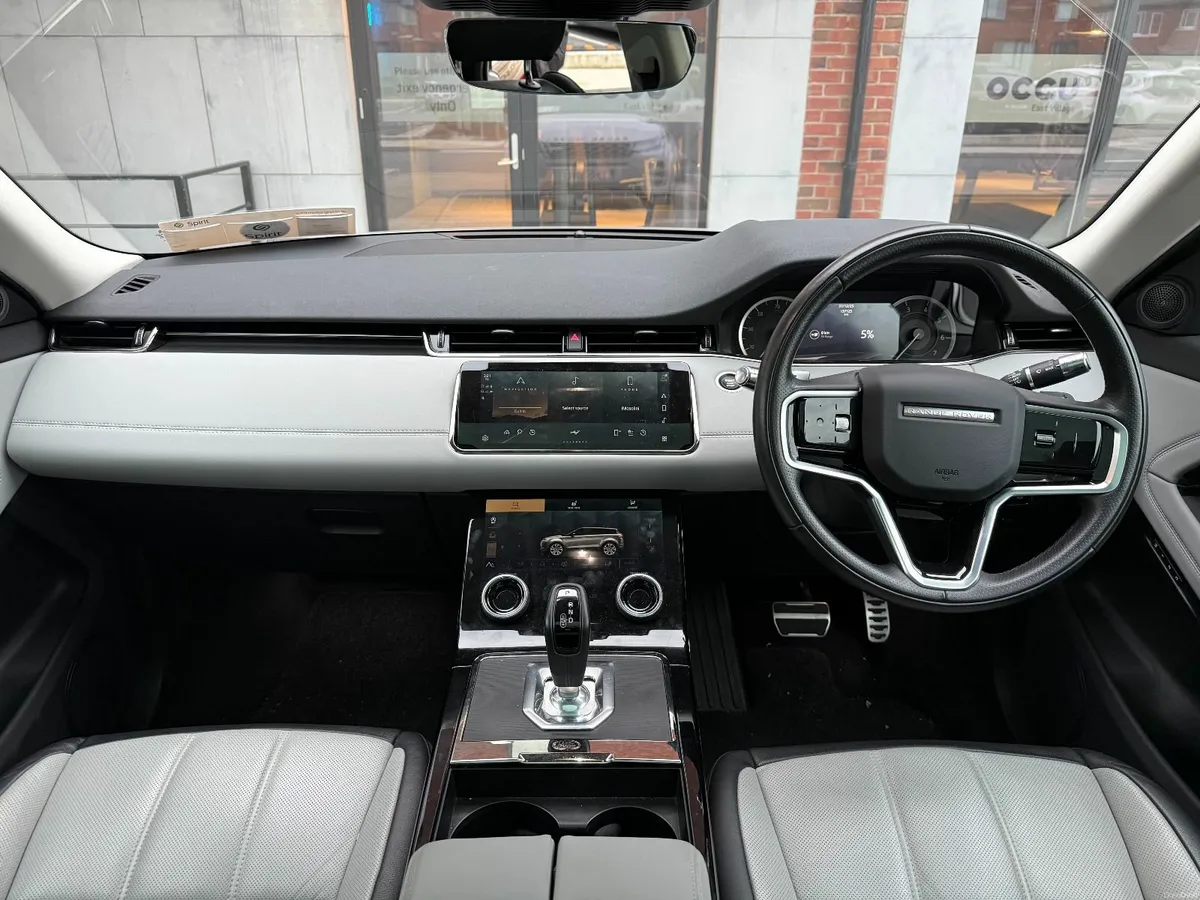 Range Rover Evoque 2022 R-Dynamics P300E PHEV - Image 3