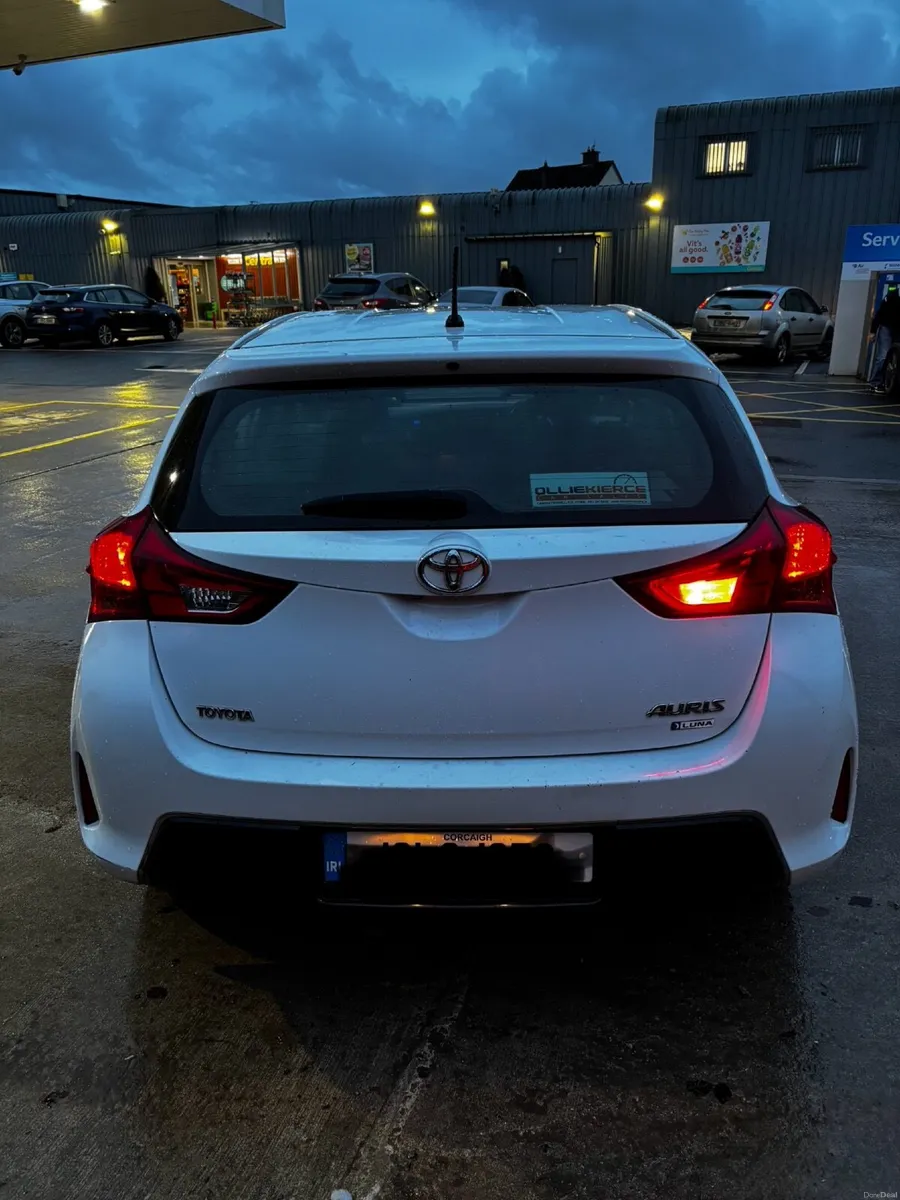 Toyota Auris 2013 - Image 2