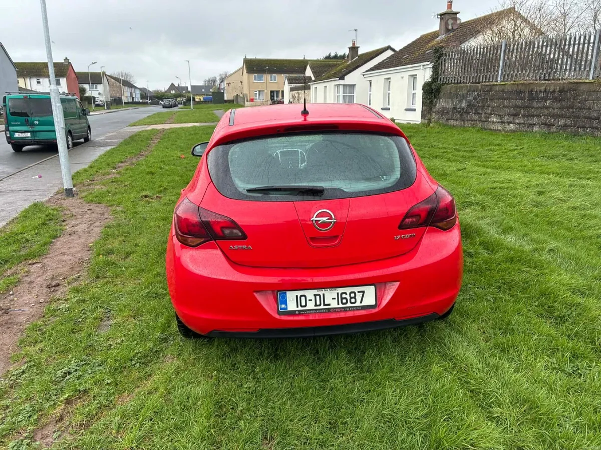 Opel Astra 2010 - Image 2