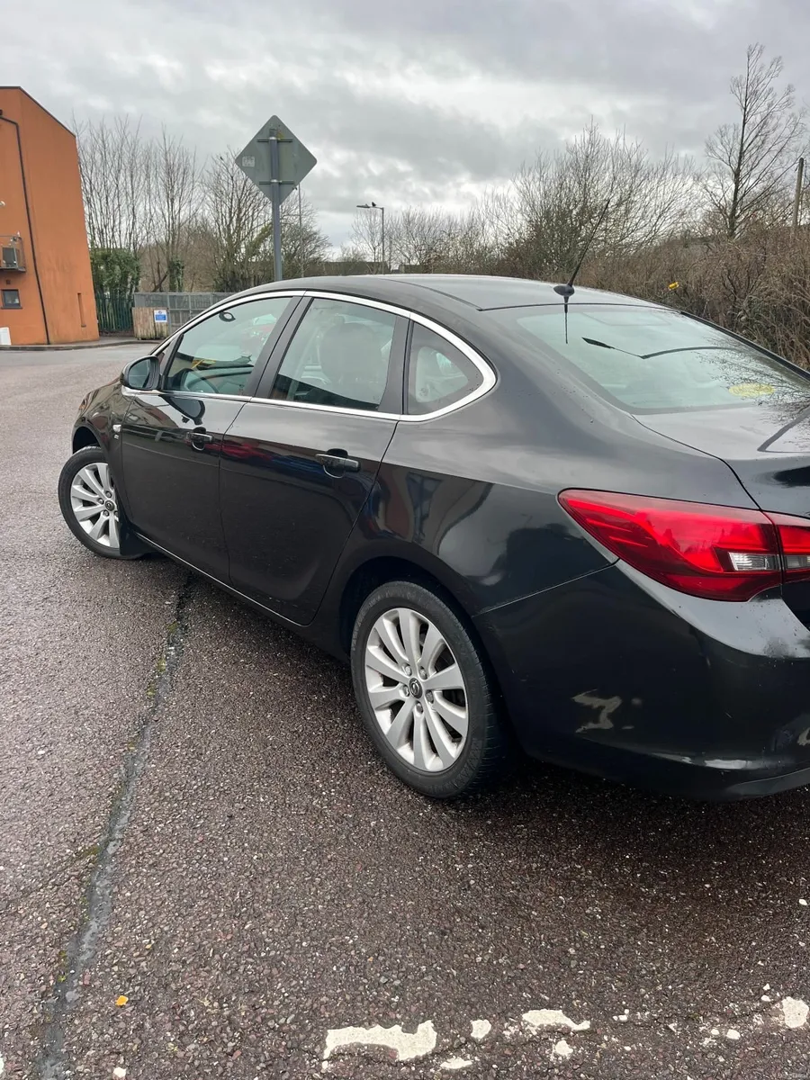 Opel Astra 2014 - Image 2