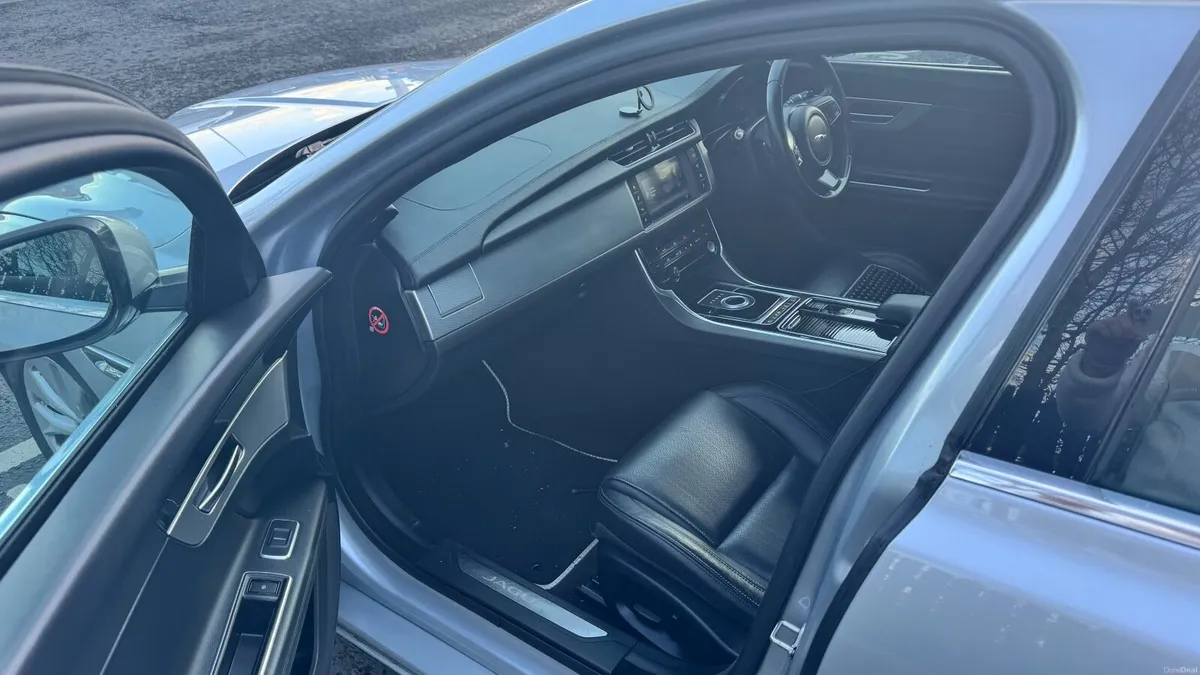 Jaguar XF 2016 - Image 4