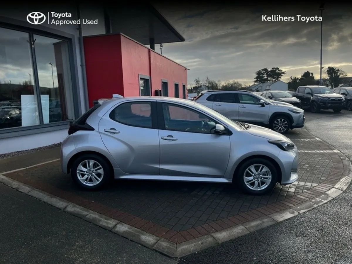 Toyota Yaris HYBRID ELECTRIC LUNA - Image 3