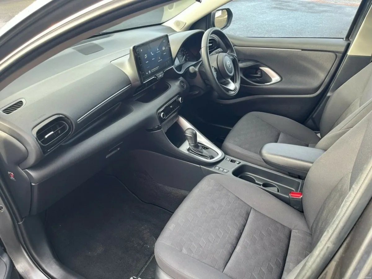 Toyota Yaris HYBRID ELECTRIC LUNA - Image 6