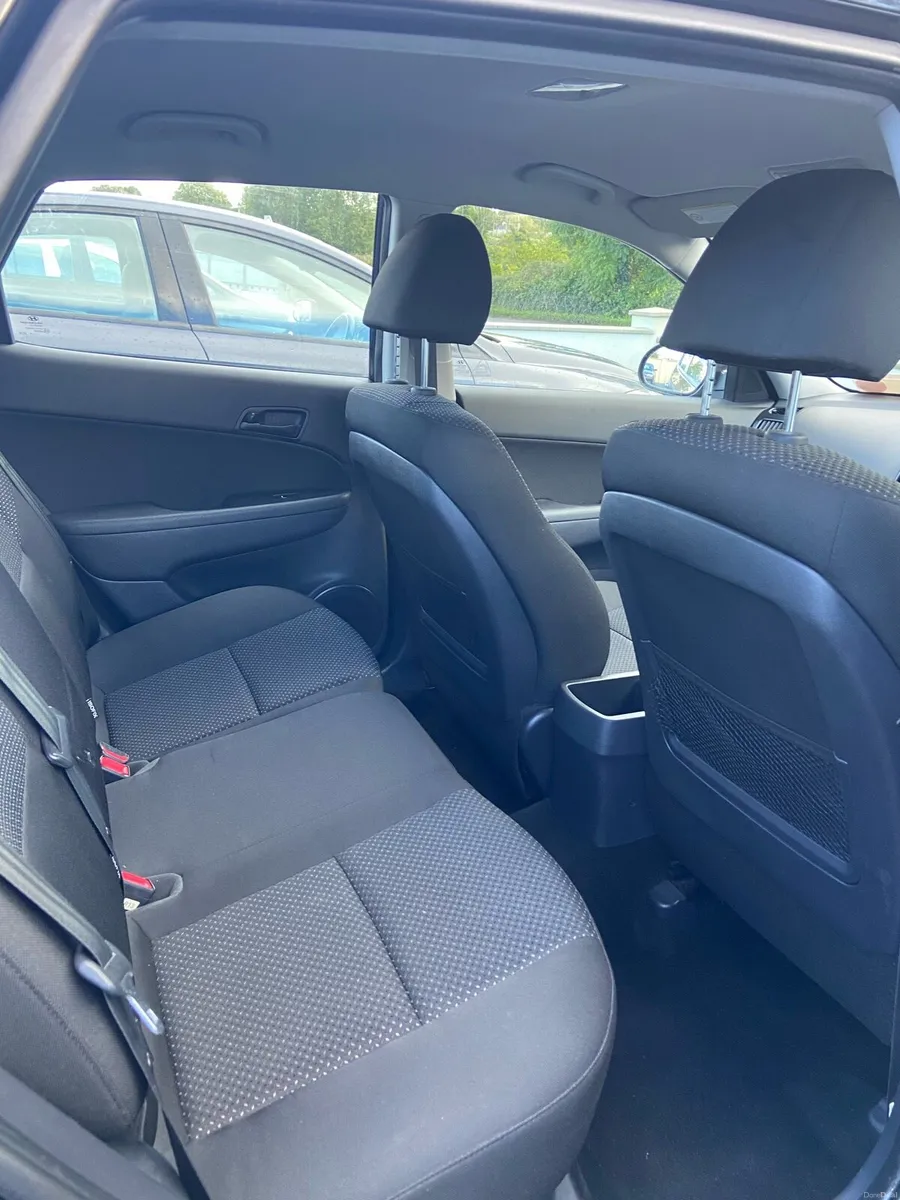 Black Hyundai i30 1.6L Diesel - Image 4