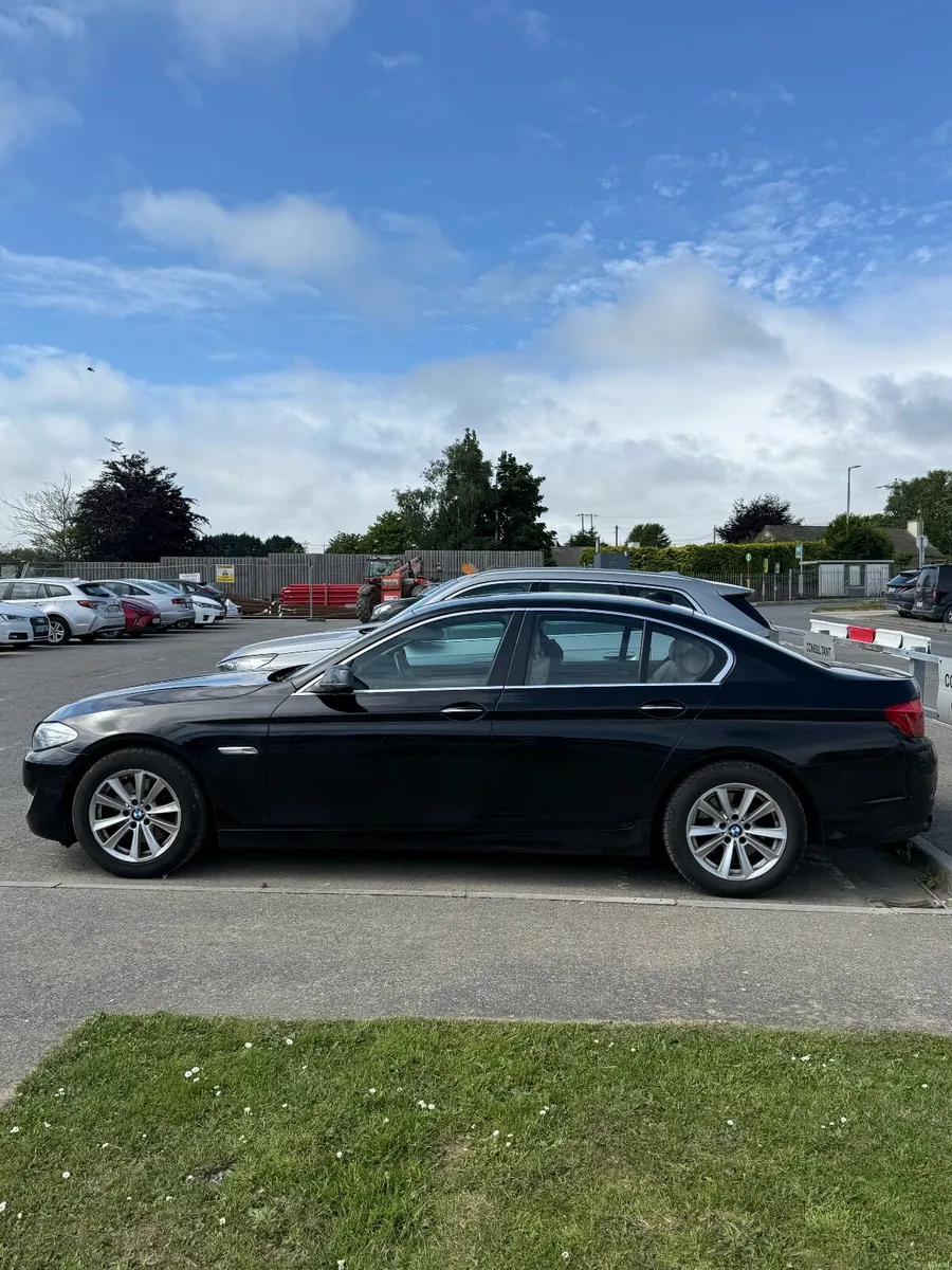 BMW 5-Series 2010 - Image 2