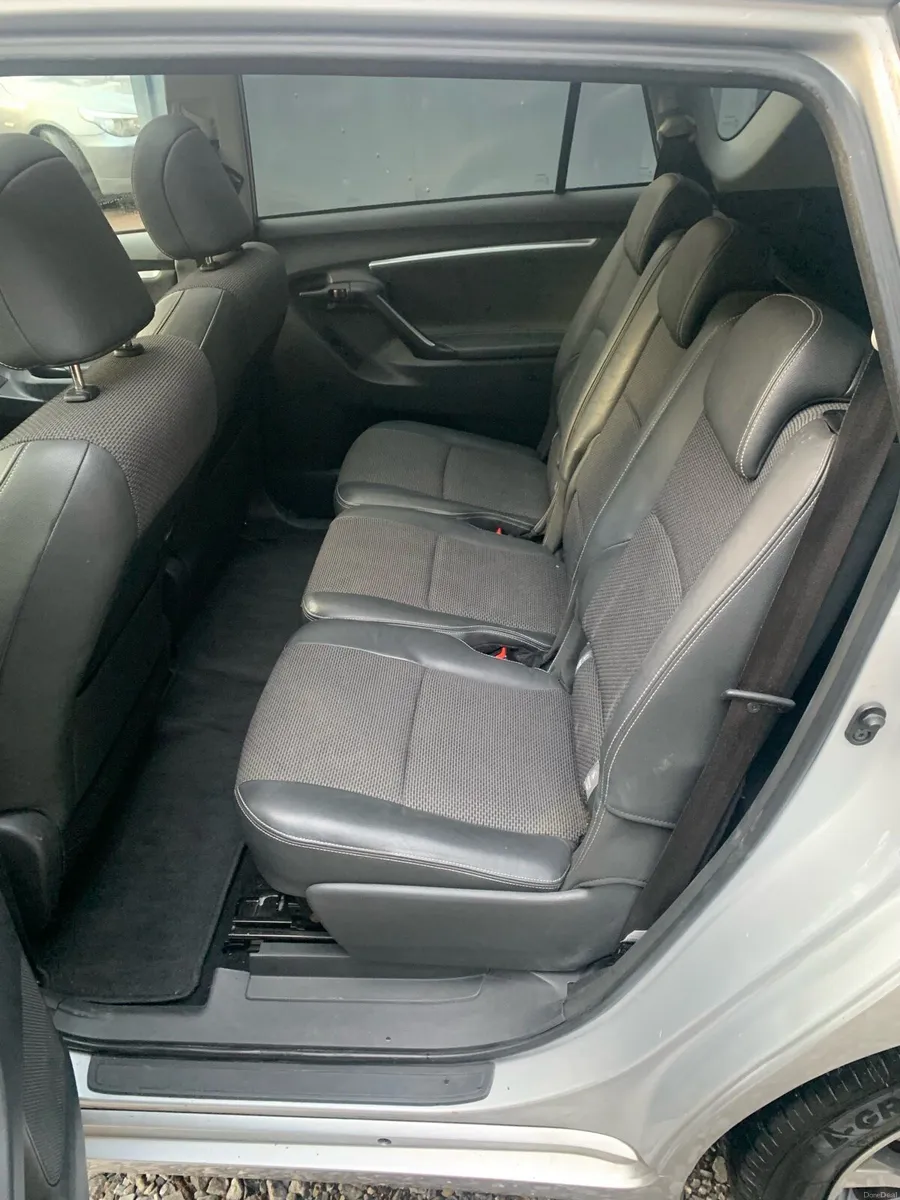 Toyota 7 seater - Image 4
