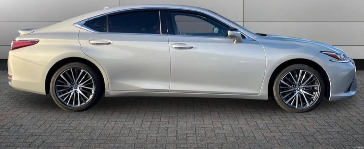 241 Lexus ES - Image 2