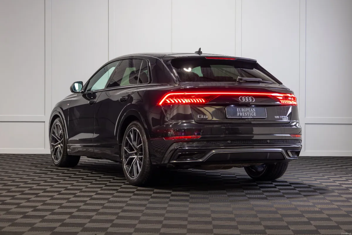 232 Audi Q8 55 TFSIe S-Line Black Edition - Image 4