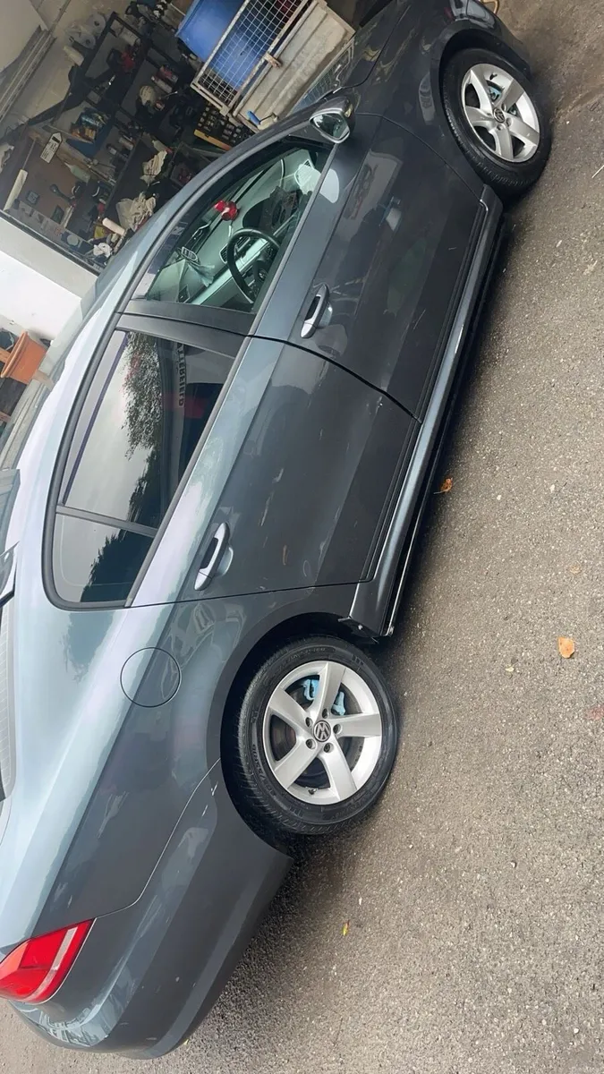 Volkswagen Passat 1.6 blue motion - Image 1