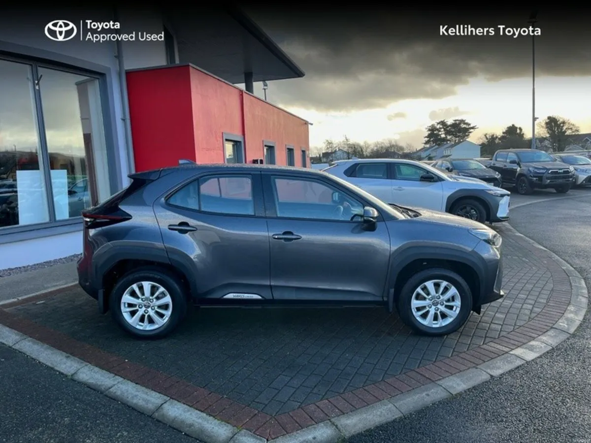 Toyota Yaris Cross CR LUNA 4DR AUTO CROSS - Image 3