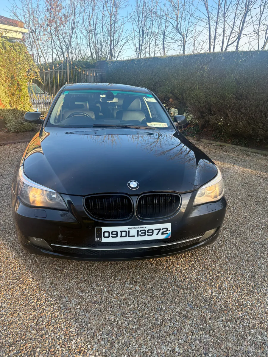 BMW 5-Series 2009 - Image 2