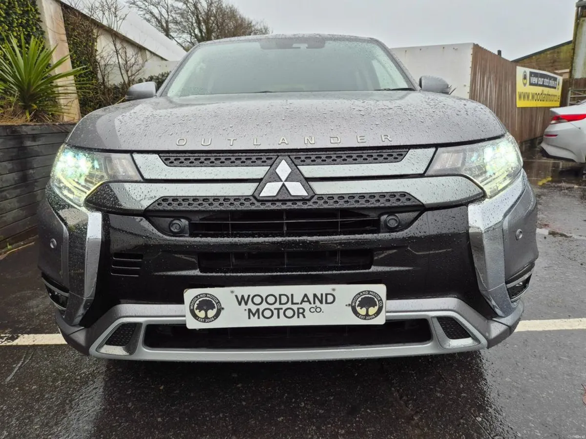 Mitsubishi Outlander 2.4 PHEV / INTENSE SAFETY PAC - Image 4