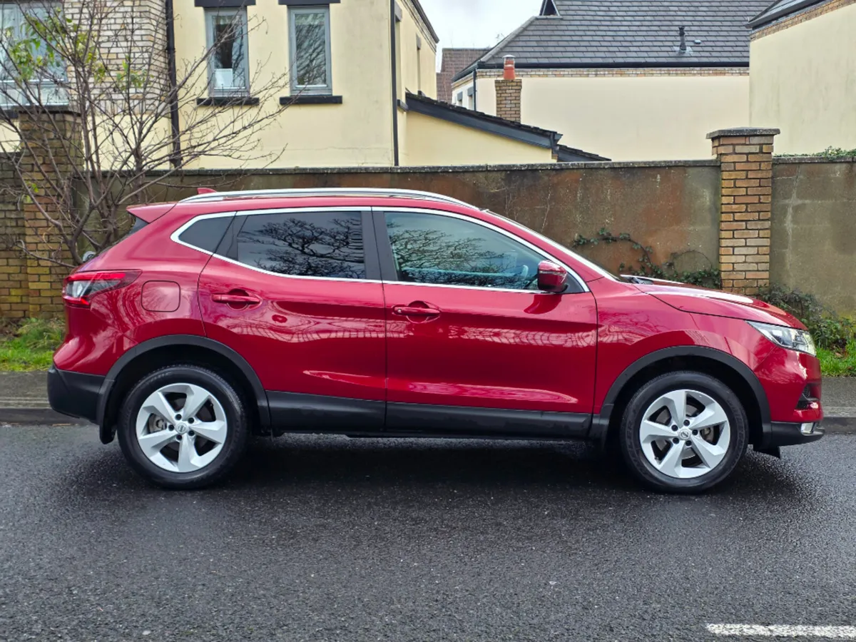 Nissan Qashqai 1.2 SV CVT 18 4DR Auto - Image 2