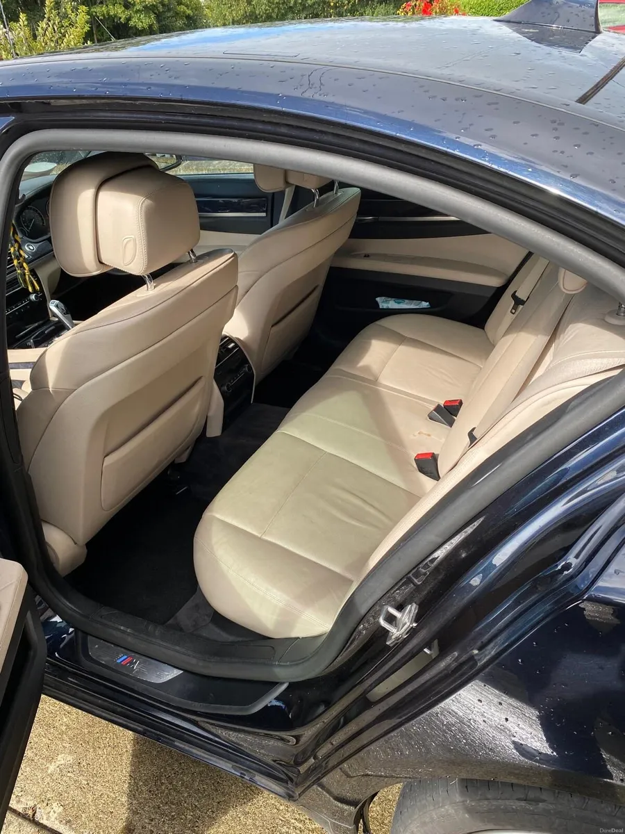 BMW 7-Series 2010 - Image 4