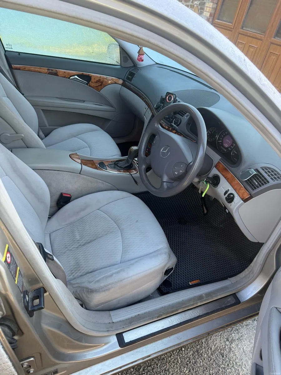 Mercedes E-Class VERY LOW KM - Image 4