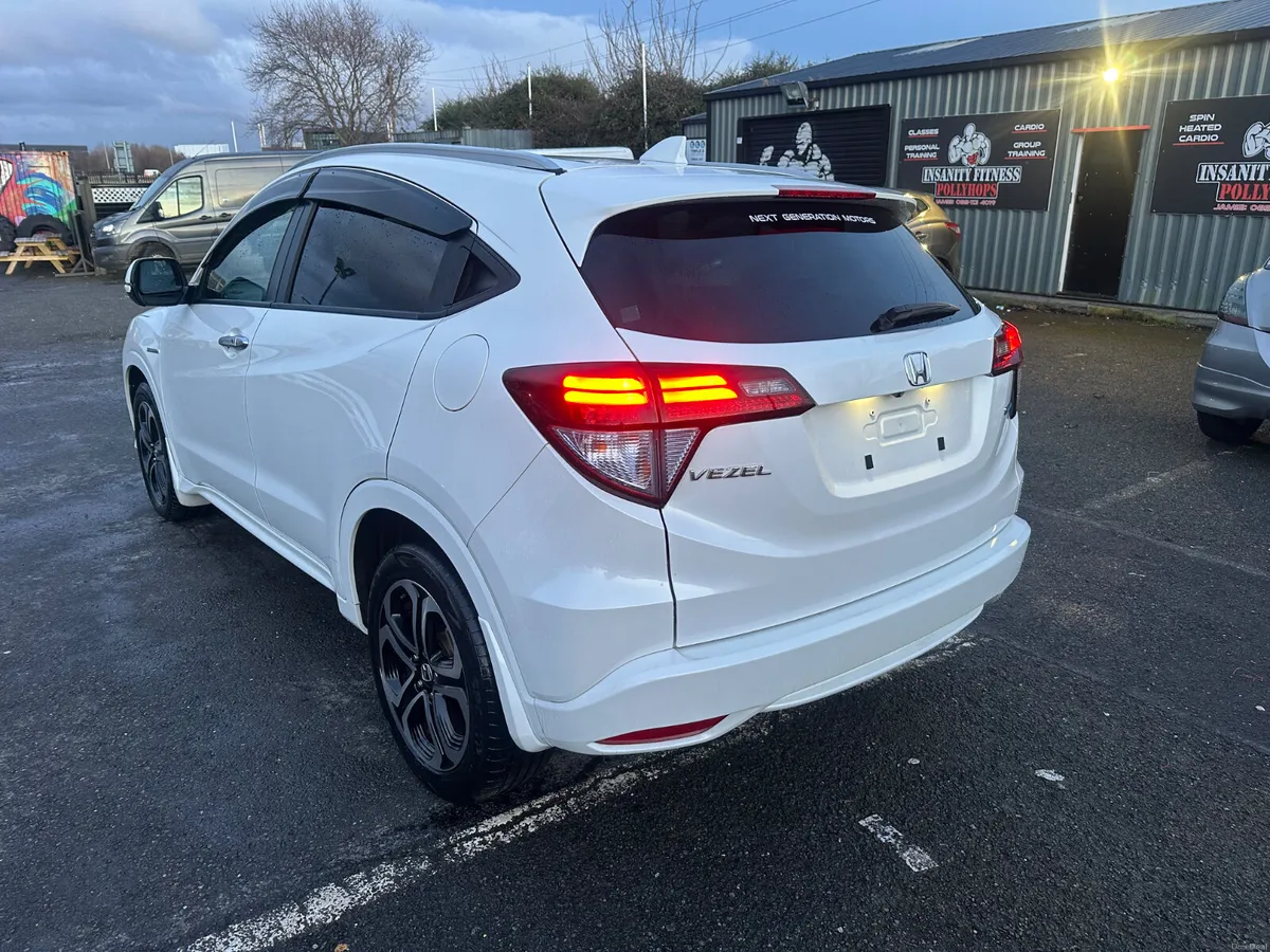 2015 HONDA VEZEL HYBRID AUTOMATIC 1.5L FRESH NCT - Image 3