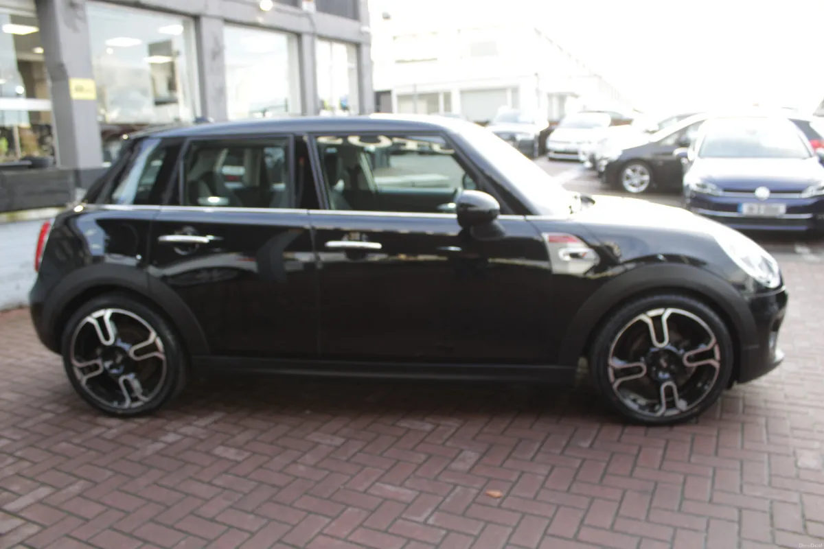 1.5 COOPER 5DR HATCHBACK AUTO // 1 OWNER CAR // AS - Image 3