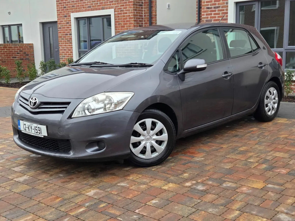 Toyota Auris 2012 - Image 2