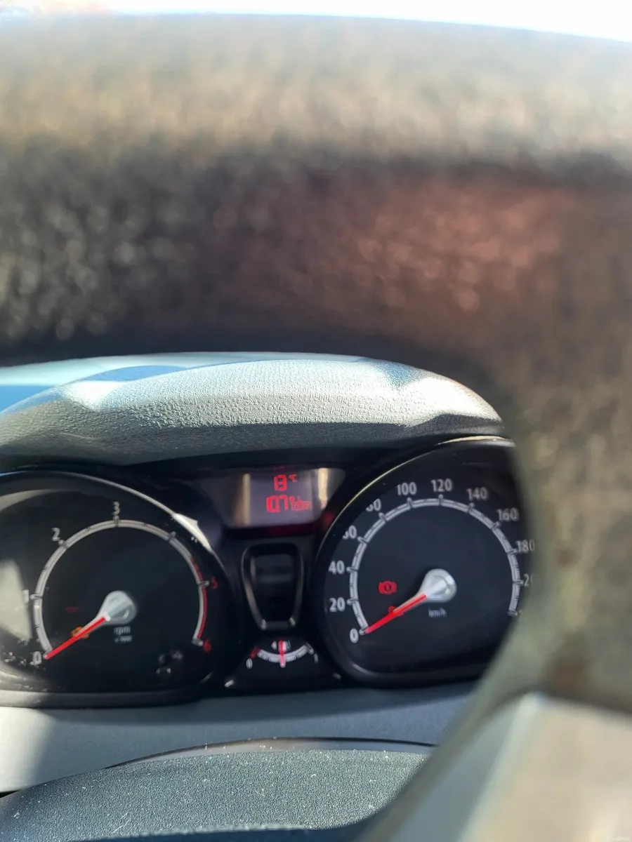 Ford Fiesta 2011 - Image 2