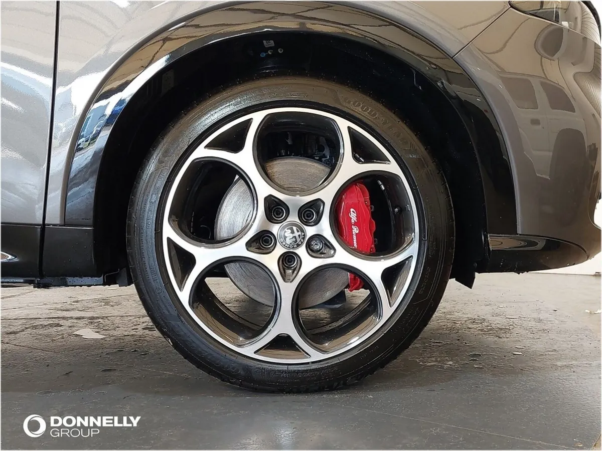 Alfa Romeo Tonale Hatchback Veloce - Image 4