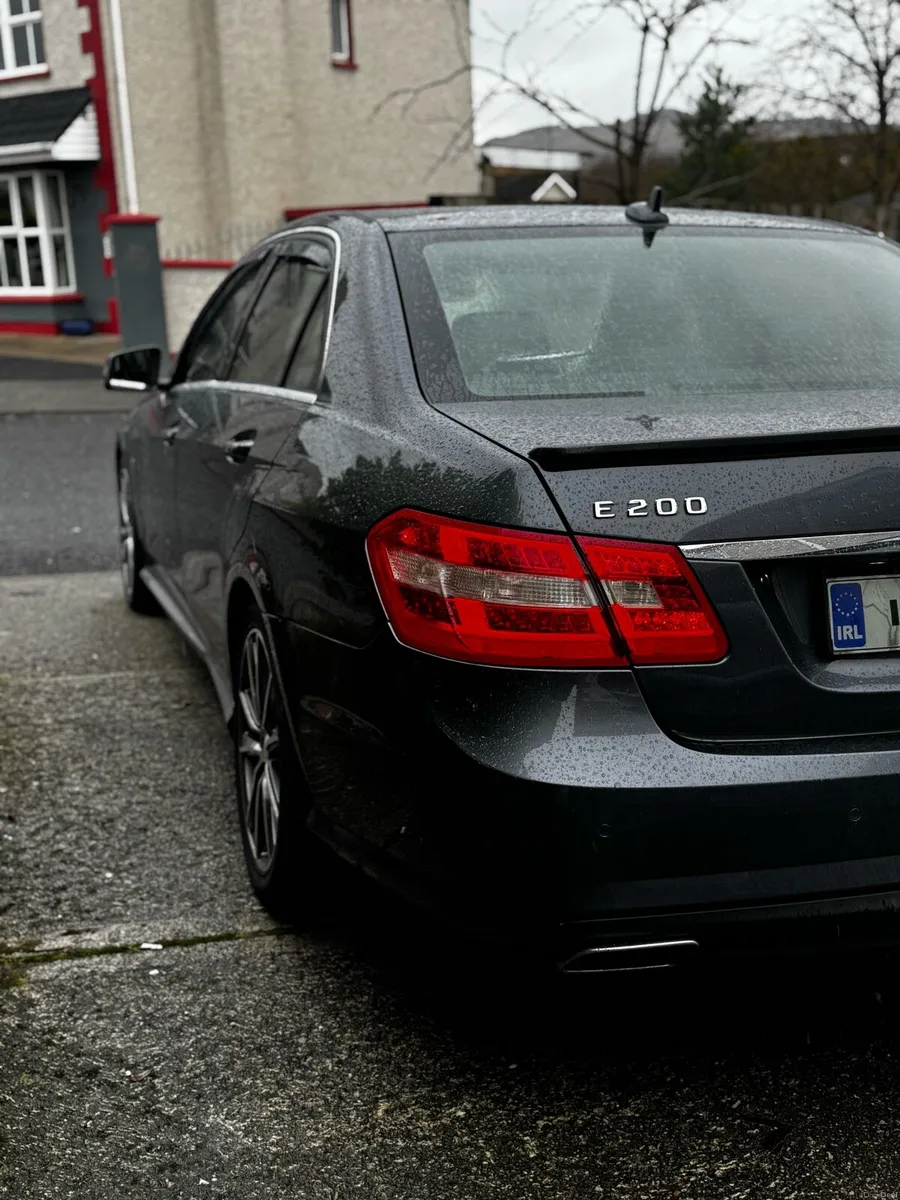 Mercedes-Benz E200 - Image 4