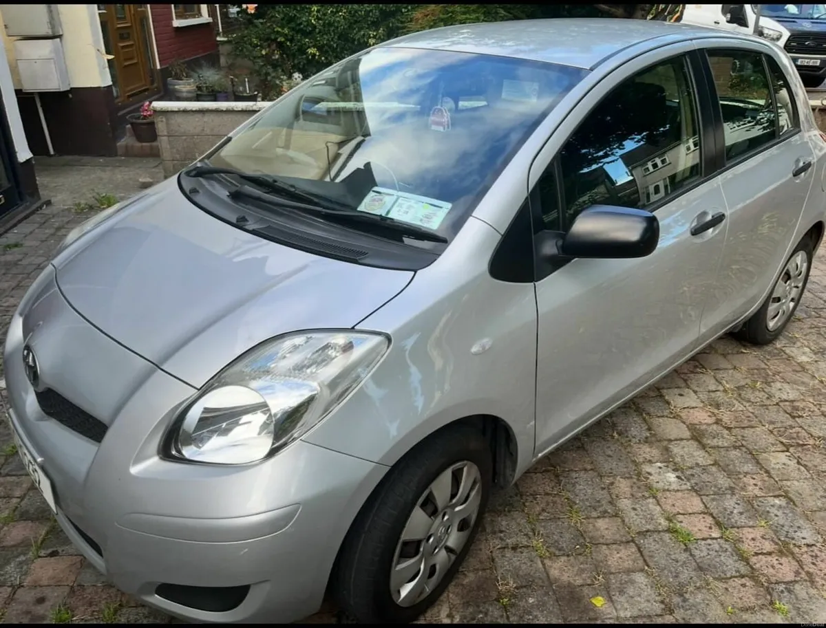 Yaris 2010 - Image 1