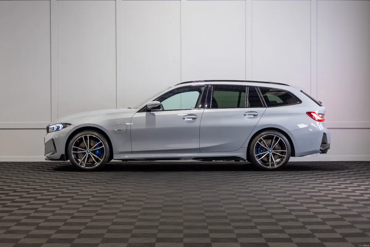 2023 BMW 3-Series X-Drive 330e M-Sport - Image 3