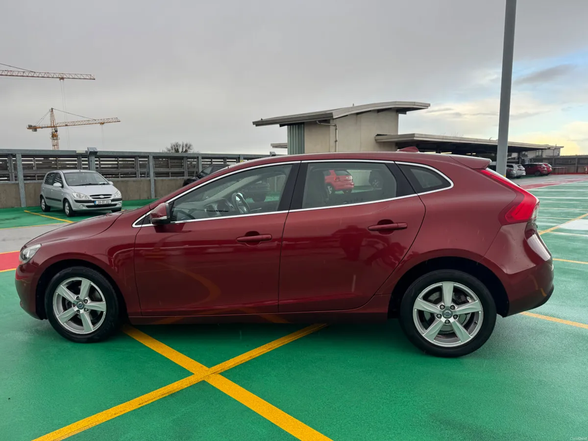 131 Volvo V40 1.6D LOW MILEAGE NCT,D & TAXED - Image 4