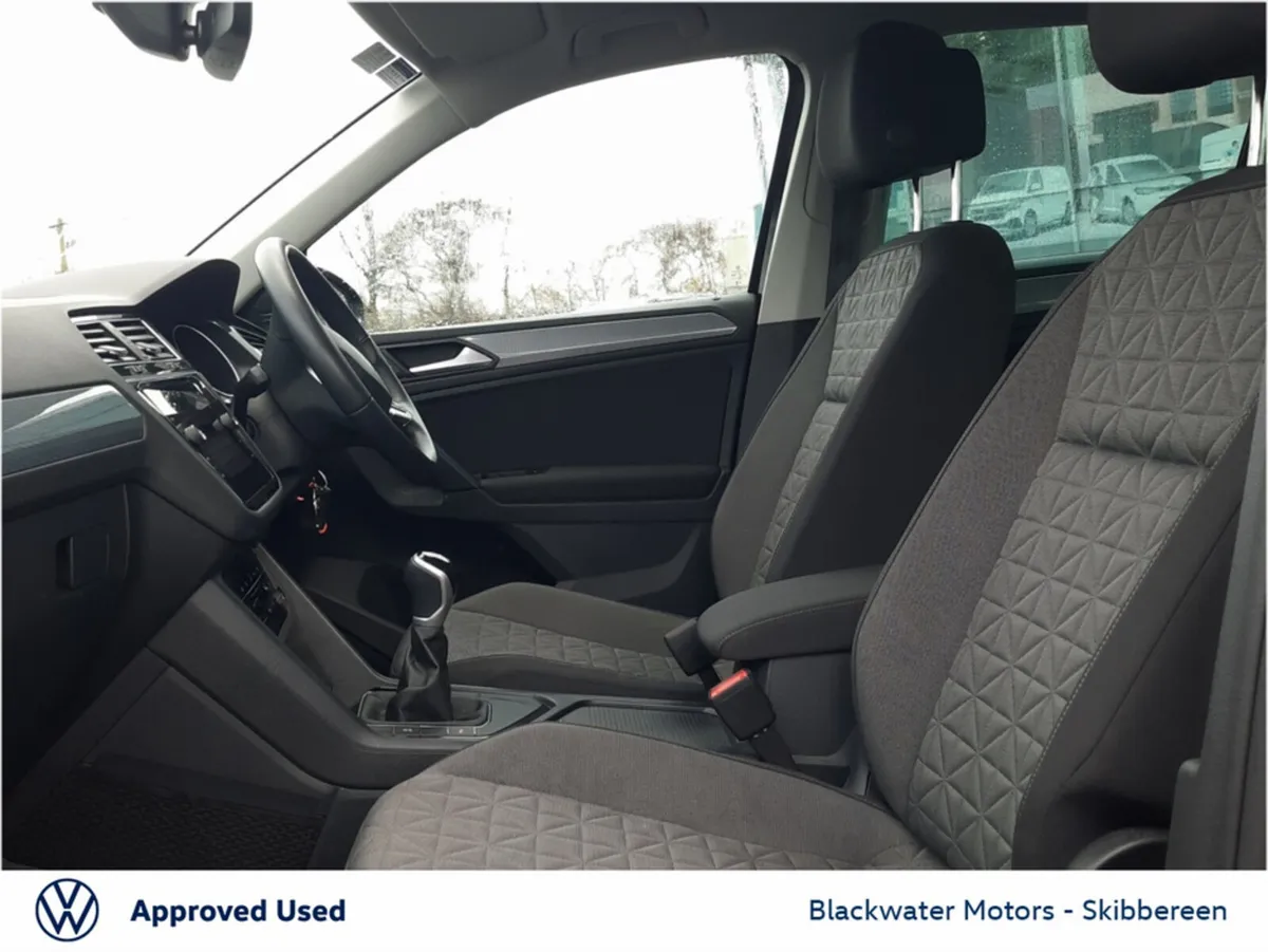 Volkswagen Tiguan 2.0TDI 122BHP LIFE WITH REAR VIE - Image 4