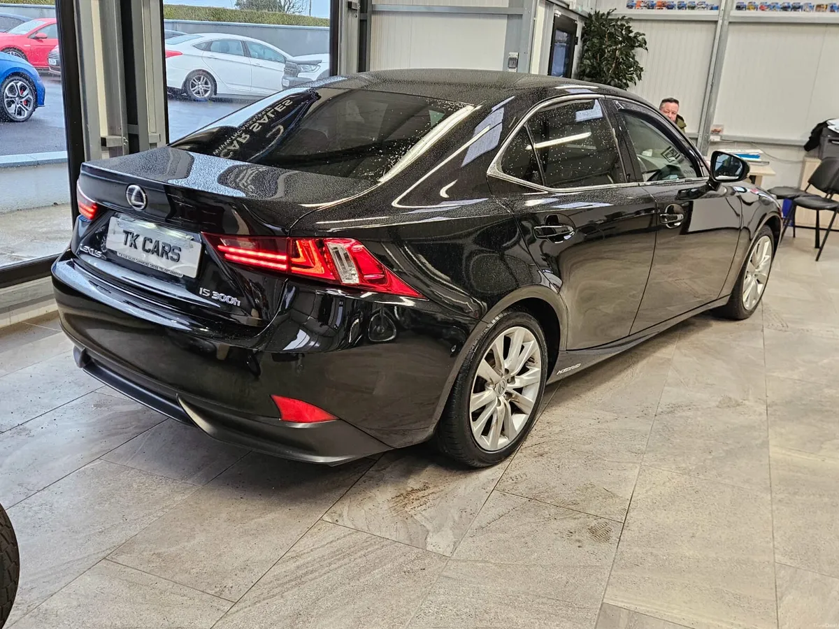 15 LEXUS IS-300 H EXECUTIVE HYBRID - Image 3