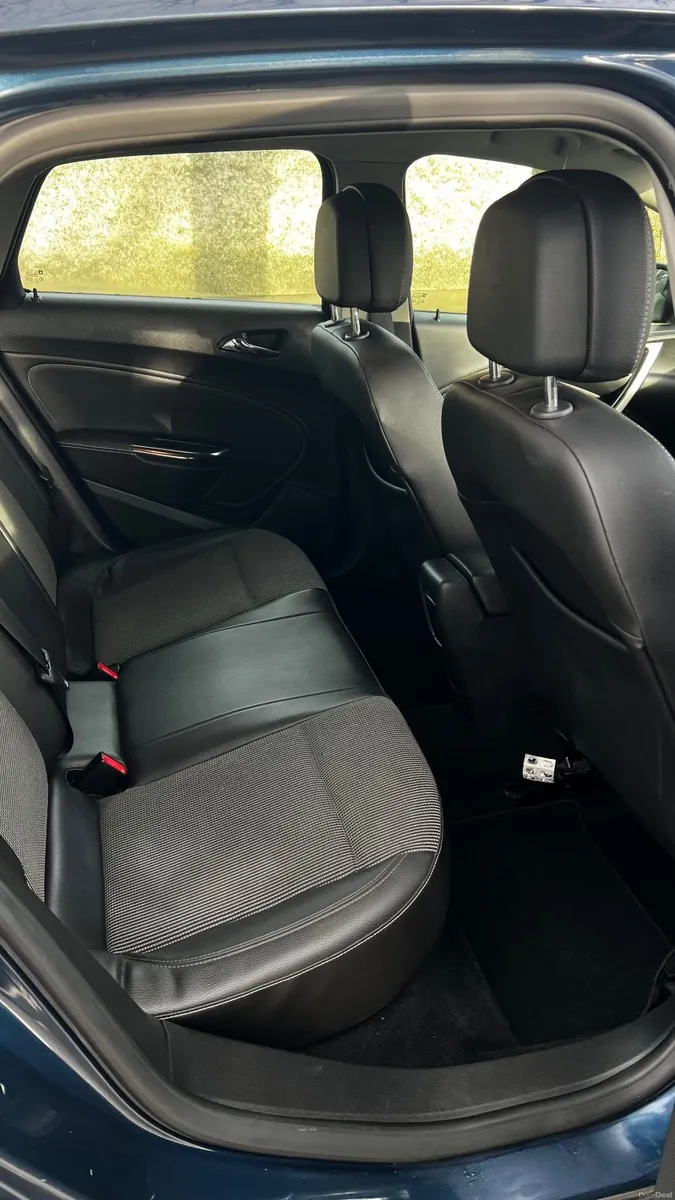 Opel Astra 2010 - Image 2