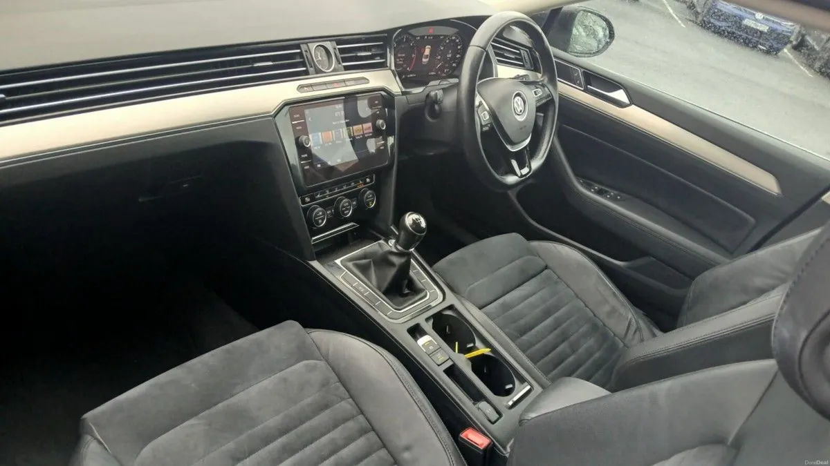 Volkswagen Passat Highline 1.6 TDI 120HP **REAR VI - Image 3
