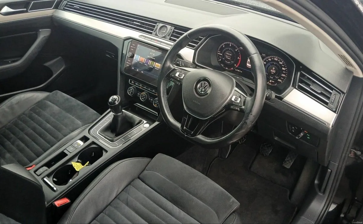 Volkswagen Passat Highline 1.6 TDI 120HP **REAR VI - Image 4